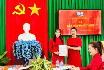 Chi bộ Trường Mầm non Bình Minh kết nạp Đảng viên mới đồng chí Phạm Thị Kiều.